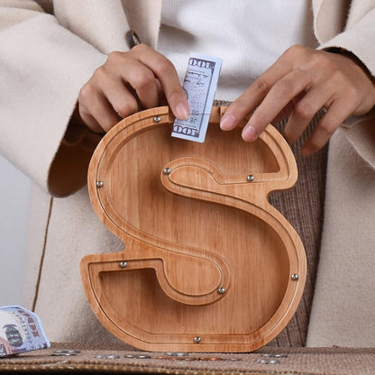 Alcancía de Madera en Forma de Letra: Estilo y Ahorro en Cada Detalle