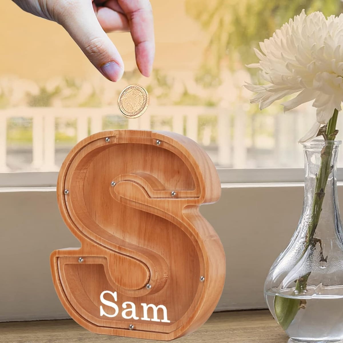 Alcancía de Madera en Forma de Letra: Estilo y Ahorro en Cada Detalle